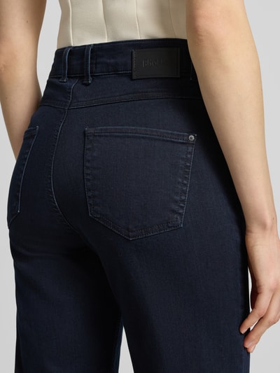 Vrouwenmodel draagt Regular Fit Jeans im 5-Pocket-Design Modell 'LARA' van Angels van katoenmix, detailopname rugaanzicht. Bandwijdte maat 36/30: 40 cm, binnenbeenlengte: 79 cm.
