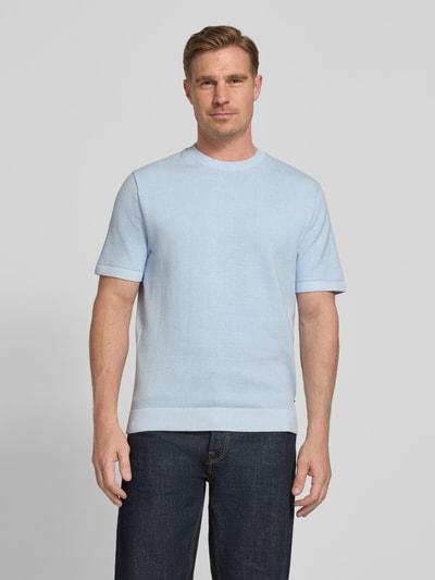Männermodel trägt T-Shirt mit Label-Detail Modell 'MILANO' von Jack & Jones Premium, hellblau, Baumwoll-Mix, gerader Schnitt, Ganzkörperansicht von vorne.