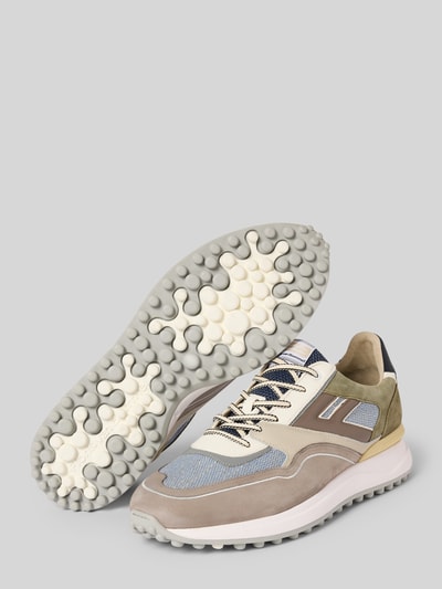 Produktfoto, Sneaker mit Label-Details Modell 'Noppi' von Floris Van Bommel in Beige, Grau und Blau mit profilierter Sohle, abgerundeter Form, Schnürung, 3 cm Absatzhöhe und 10 cm Schafthöhe bei Größe 45, strukturierte Materialien