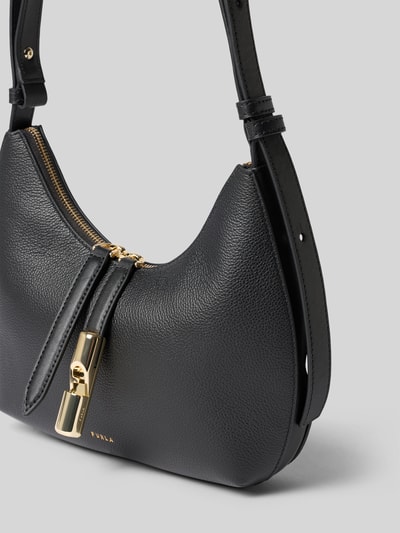 Produktfoto, Shoulder Bag aus echtem Leder mit Logo-Detail Modell 'Goccia' von FURLA in Schwarz mit goldfarbenem Reißverschluss und Metallverschluss, sichtbare feine Ledermaserung, Schulterriemen, abstrakte Form, Accessoire für Damen, Maße 22x23x7 cm, Länge Schulterriemen 56 cm.