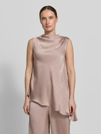 Frauenmodel trägt Blusentop mit Drapierungen von Little Mistress aus Satin, asymmetrischer-Look, Knopfverschluss, Rückenlänge 72 cm, Ärmellänge 55 cm, Ganzkörperansicht von vorne.