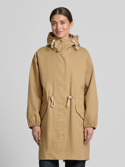 Kobiece modelka nosi Regular Fit Mantel mit durchgängiger Abdeckleiste Modell 'Tory' od G-LAB, beżowy bawełniany miks, kaptur, stójka, zamek, kieszenie, elastyczne mankiety, długość tyłu 96 cm, szerokość ramion 49 cm, szerokość w rozmiarze S 54 cm, długość rękawa 53 cm, całkowity widok z przodu.