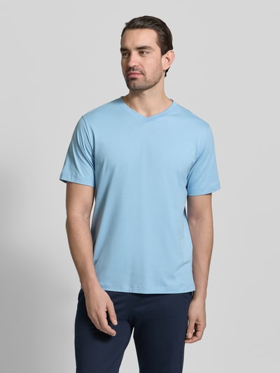 Männermodel trägt hellblaues T-Shirt mit V-Ausschnitt von Schiesser, reine Baumwolle, Regular Fit, Ganzkörperansicht von vorne.