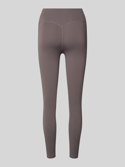 Vrouwenmodel draagt Leggings met Label-Print van adidas Sportswear, bruin, aansluitende pasvorm, elastische tailleband, materiaal met stretch, volledige achteraanzicht.