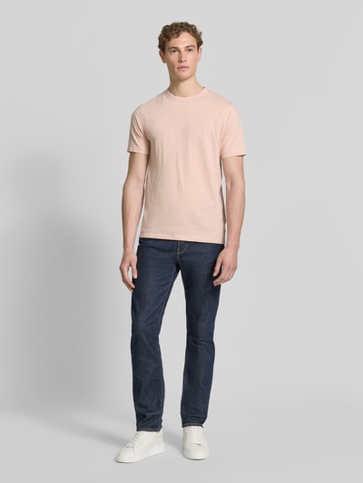 Męski model trägt Regular Fit T-Shirt aus reiner Baumwolle Modell 'TEGOOD' von BOSS Orange, efekt: jednolity kolor, aplikacja z logo, okrągły dekolt, krótki rękaw, materiał: bawełna, ganzkörperansicht von vorne