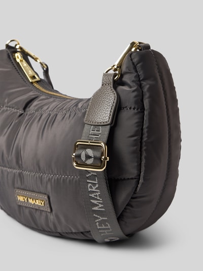 Productfoto, Handtasche mit Label-Detail Modell 'Lifetime Buddy S' van Hey Marly in donkergrijs met doorgestikte naden, labeldetail, Schouderband, Hoofdvak met ritssluiting, breedte 27 cm, lengte 21 cm, diepte 8 cm, schouderbandlengte 110 cm