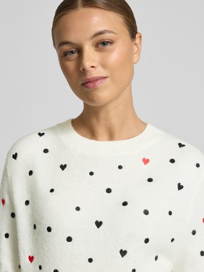 Modelka kobieta nosi Regular Fit Strickpullover mit Stickereien od Tom Tailor Denim, kremowy sweter z haftami, melanż, zbliżenie na górną część ciała.