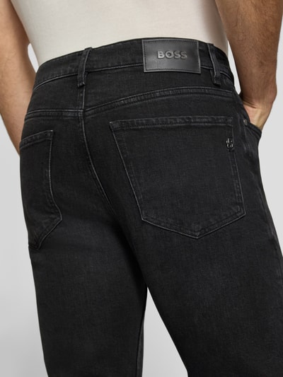 Männermodel trägt Straight Fit Jeans aus Baumwoll-Mix Modell 'Ogden' von BOSS in dunklem Schwarz, Nahaufnahme Rückansicht, Herren Slim Fit Jeans von BOSS