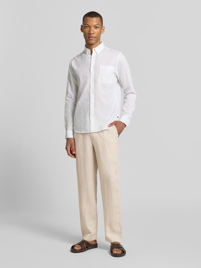 Männermodel trägt Leinenhose mit Eingrifftaschen Modell 'KARL LAWRENCE' von Jack & Jones Premium in Beige, Straight Fit, Ganzkörperansicht von vorne, reine Leinen-Oberfläche, sichtbarer elastischer Bund mit Knopf-Reißverschluss, französische Eingrifftaschen und Gesäßleistentaschen, Bundweite bei Größe M 42 cm, Innenbeinlänge 75 cm.
