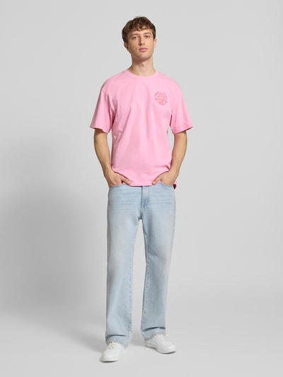 Männermodel trägt T-shirt uit puur katoen model 'MUSIC CHANNEL' van Edwin in roze, recht model, ronde hals, heren, ruglengte maat M: 70 cm, Ganzkörperansicht von vorne