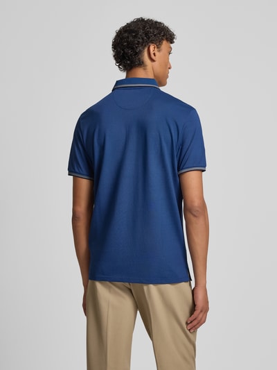 Männermodel trägt Modern Fit Poloshirt mit Logo-Print Modell 'Keep Dry' von RAGMAN aus Baumwoll-Mix in Blau, Rückenlänge 28 cm, Ganzkörperansicht Rückansicht.