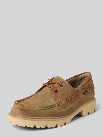 Produktfoto, Bootsschuhe aus beschichtetem Leder Modell 'Cleyhill' von Clarks in Braun, Schnürung, profilierte Sohle, Label-Detail sichtbar.