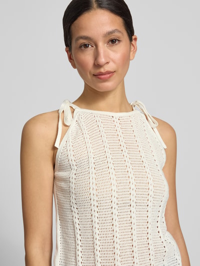 Frauenmodel trägt Relaxed Fit Trägertop aus Baumwoll-Mix Modell 'LUX LIGHT' von Vero Moda, Optik: Unifarben, Lochstrickmuster, Nahaufnahme Oberkörper.