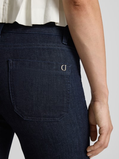 Frauenmodel trägt Straight Fit Jeans aus Baumwoll-Mix Modell 'TESS' von CAMBIO in dunklem Blau, glatte Struktur, Nahaufnahme Rückansicht. Damen Straight Fit Jeans von CAMBIO.