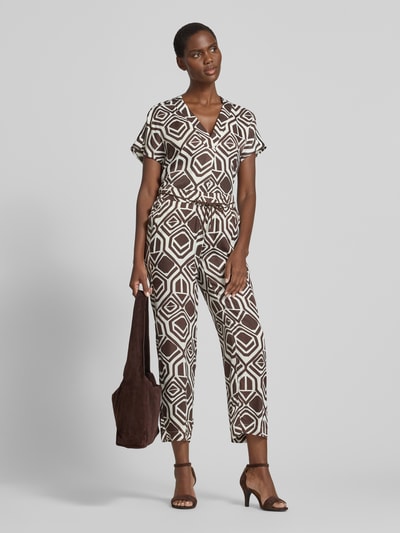 Frauenmodel trägt Stoffhose mit Bindegürtel Modell 'Pia' von TONI aus reiner Viskose im Allover-Look, Wide Fit, 7/8-Länge, Ganzkörperansicht von vorne.