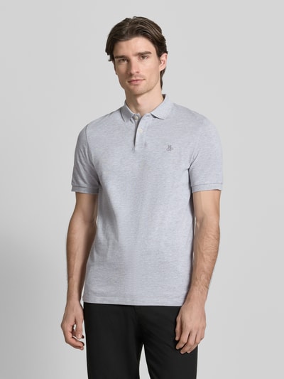 Męski model nosi Koszulkę polo z drobną strukturą od MARC O’POLO, bawełna, prosty krój, jednokolorowa, kołnierzyk polo, logo, całkowity przód.
