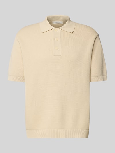 Produktfoto, Relaxed Fit Poloshirt aus reiner Baumwolle Modell 'DANE' von SELECTED HOMME, kremowy, jednolity, struktura dzianiny, krótki rękaw, prążkowane wykończenia, kołnierzyk polo, dekolt w serek, krótka listwa guzikowa, label stitching