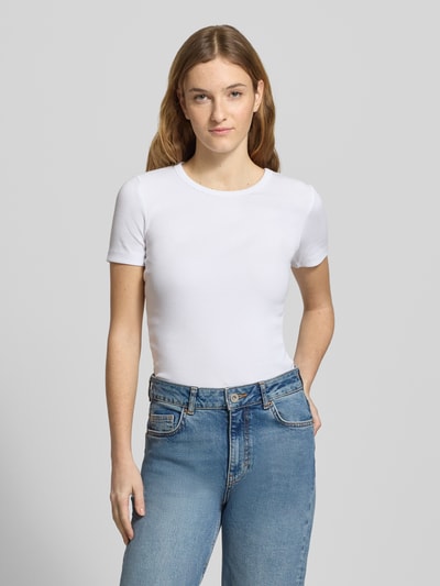 Frauenmodel trägt T-Shirt mit geripptem Rundhalsausschnitt Modell 'FRANKIE' von JJXX in Weiß, Slim Fit, Baumwoll-Elasthan-Mix, Nahaufnahme Oberkörper.