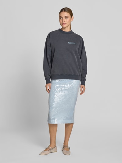 Frauenmodel trägt Regular Fit Sweatshirt mit Logo-Print von Anine Bing in Dunkelgrau, reine Baumwolle, Rundhalsausschnitt, Ganzkörperansicht von vorne
