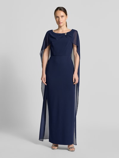 Frauenmodel trägt Abendkleid mit abnehmbarem Cape von SWING in Dunkelblau, elastischer Material-Mix, Maxilänge, Ganzkörperansicht von vorne.