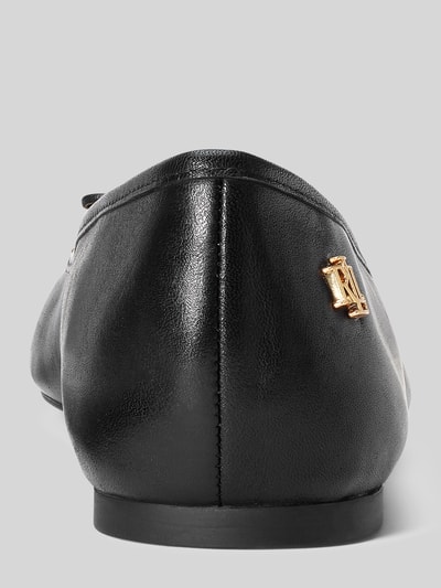 Productfoto, 'Ballerina aus echtem Leder' van Lauren Ralph Lauren in effen zwart glanzend leer met metalen logo en strik, licht gestructureerde zool.