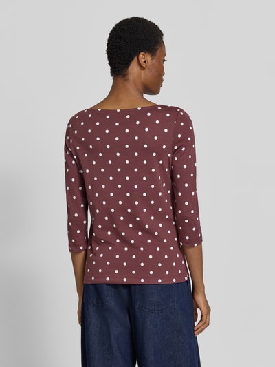 Frauenmodel trägt Shirt aus reiner Baumwolle mit 3/4-Arm von Christian Berg Woman in Braun mit weißen Punkten, taillierter Schnitt, Rückenansicht, Ganzkörperansicht Rückansicht, Rückenlänge bei Größe 36 beträgt 60 cm, U-Boot-Ausschnitt.