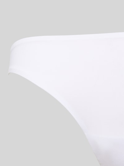 Frauenmodel trägt Slip mit Label-Detail von Marie Jo aus weißem Material-Mix mit Stretch-Anteil, Körpernaher-Schnitt, Nahaufnahme Oberkörper.