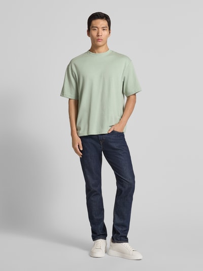 Männermodel trägt Oversized Shirt aus Baumwoll-Mix Modell 'LOOSEOSCAR' von SELECTED HOMME, Unifarben Melange, Ganzkörperansicht von vorne.