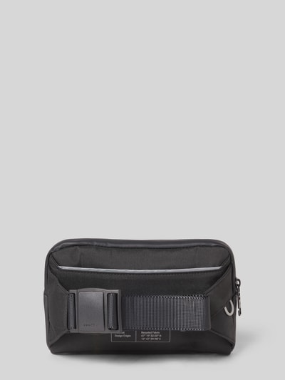 Produktfoto, Tasche mit Label-Detail von Porsche Design in Schwarz mit reflektierenden Streifen, Reißverschluss-Hauptfach, längenverstellbar, 23x14x8 cm