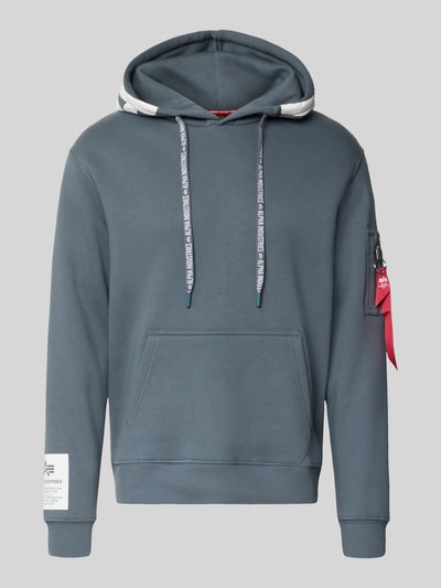 Produktfoto, Regular Fit Hoodie aus Baumwoll-Mix mit Label-Patch von Alpha Industries in Blau, Känguru-Tasche, Ärmel-Tasche, Kapuze mit Tunnelzug, glatte Textur, Herrenh hoodie, Größe M: Rückenlänge 67 cm, Ärmellänge 63 cm