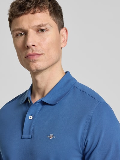 Mannermodel draagt Slim Fit Poloshirt met logo-stitching van Gant, puur katoen, polokraag, korte mouw, Nahaufnahme Oberkörper.