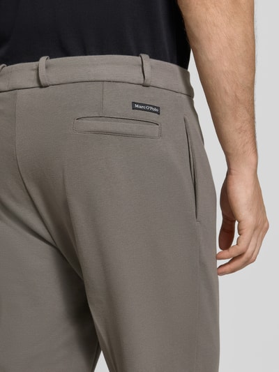 Männermodel trägt Regular Fit Sweathose aus Baumwoll-Mix von Marc O'Polo in Grau, glatte Struktur, Detailaufnahme, Herren Sweathose von Marc O'Polo.