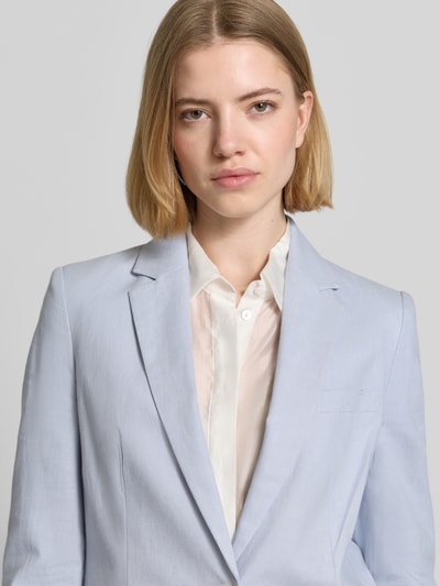 Vrouwenmodel draagt Regular Fit Blazer aus Leinen-Mix mit Paspeltaschen van Christian Berg Woman Selection, lichtblauw met reverskraag, paspelzakken, linnen-katoen mix, regular fit, borstbreedte 46 cm, ruglengte 60 cm, mouwlengte 60 cm, close-up bovenlichaam.