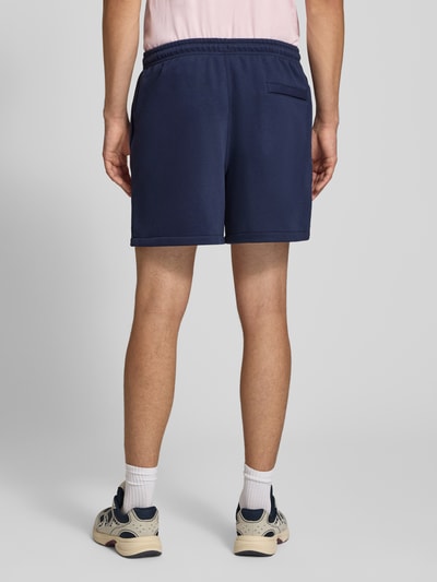 Männermodel trägt Regular Fit Sweatshorts aus Baumwoll-Mix von Nike in Dunkelblau, strukturierte Oberfläche, Herren Sweatshorts, Ganzkörperansicht Rückansicht.