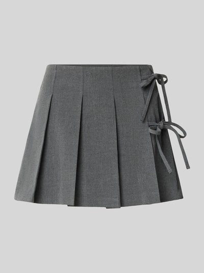 Productfoto, grijze uitlopende minirok met plooien en strikdetail, gladde textuur, Ausgestellter Mini-Rock met Viskose-Anteil model 'MELANIE' van ONLY, Dames Mini-Rok