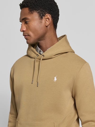 Mannelijk model draagt regular fit hoodie uit katoenmix in camel met wit logo, Polo Ralph Lauren Heren, Nahaufnahme Oberkörper