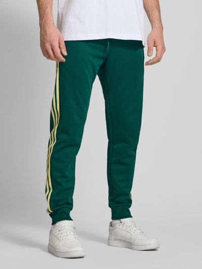 adidas Originals Regular Fit Trainingshose mit labeltypischen Streifen Dunkelgruen 4