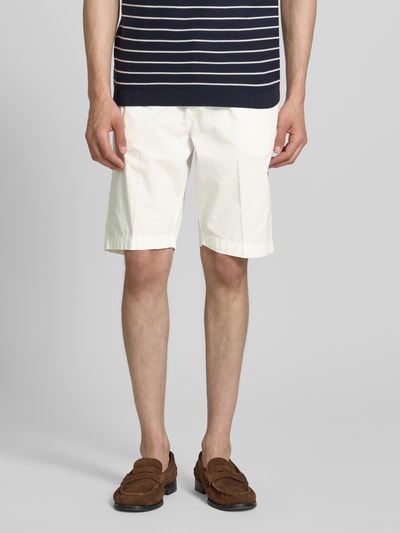 Männermodel trägt Hose mit Gesäßtaschen von MARKUP aus Reine Baumwolle, Regular-Fit, Knopf-Reißverschluss, Ganzkörperansicht von vorne.