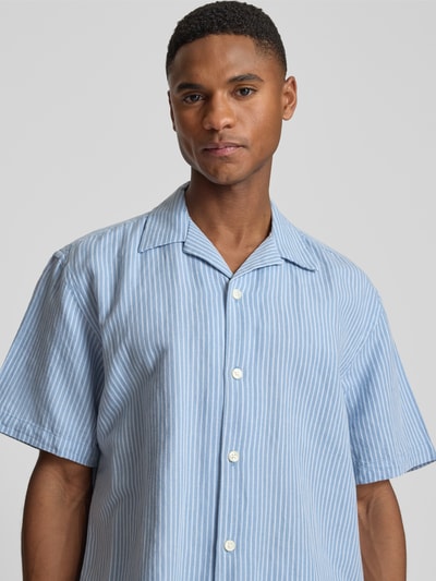 Männermodel trägt Relaxed Fit Freizeithemd aus Leinen-Baumwoll-Mix Modell 'RLXCLAY' von HUGO, Optik: Unifarben, Nahaufnahme Oberkörper.
