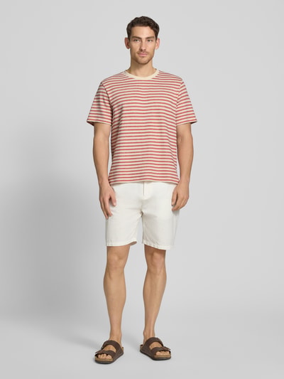 Männermodel trägt Regular Fit T-Shirt aus Baumwoll-Mix Modell 'KEVIN' von SELECTED HOMME, gestreift, Feinstrick, Ganzkörperansicht von vorne.