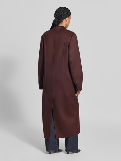 Frauenmodel trägt Funktionsjacke mit Reverskragen Modell 'TAILOREDCOAT' von Victoria Beckham in Unifarbe, matt, oversized geschnitten, Longline-Länge, Knöpfe, Webware aus 100% Baumwolle, Ganzkörperansicht Rückansicht.