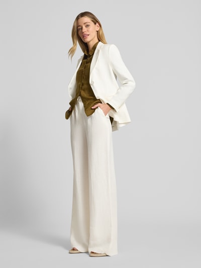 Frauenmodel trägt Relaxed Fit Leinenhose mit Allover-Muster Modell 'FONTE' von Max Mara, Nadelstreifen-Muster, Bundfalten, Gürtelschlaufen, Damen Gürtel, seitliche Eingrifftaschen, Optik:Allover-Muster, Material: reines Leinen, helle Farbe, glatte Textur, Ganzkörperansicht von vorne.