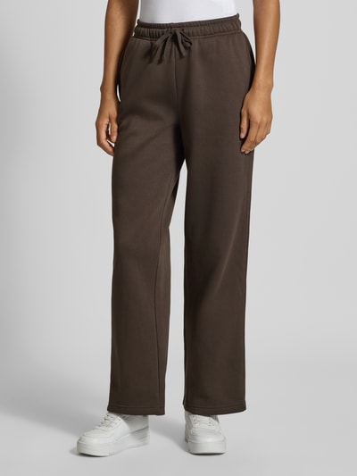 Frauenmodel trägt Regular Fit Sweathosemit Baumwoll-Anteil Modell 'BEST' von ONLY in Dunkelbraun, glatte Textur, Ganzkörperansicht von vorne, Damen Sweathose von ONLY.