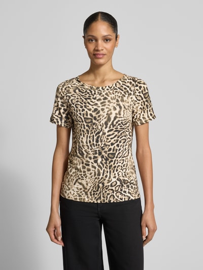 Frauenmodel trägt T-Shirt im Leo-Look mit Rundhalsausschnitt von monari, Beige-Braun-Schwarz, Viskose-Elasthan-Mix, Regular Fit, Ganzkörperansicht von vorne.