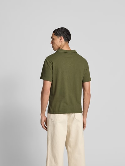 Officine Générale Poloshirt mit V-Ausschnitt Oliv 5