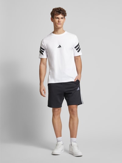 ADIDAS SPORTSWEAR T-Shirt mit geripptem Rundhalsausschnitt Weiss 1