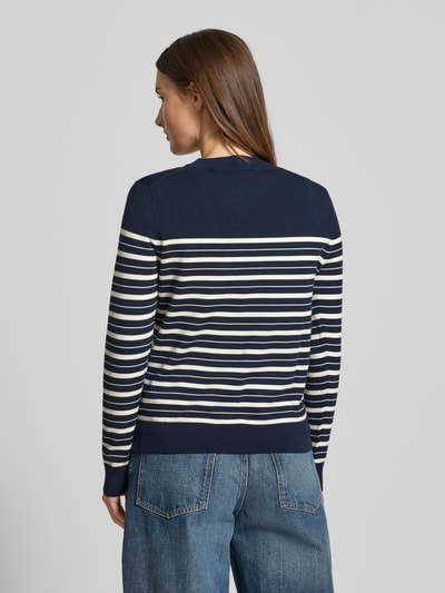 Vrouwenmodel draagt Regular Fit Strickpullover aus Baumwoll-Mix van Tommy Hilfiger, gestreept, donkerblauw en wit, katoenmix, geribde boorden. Ganzkörperansicht Rückansicht.