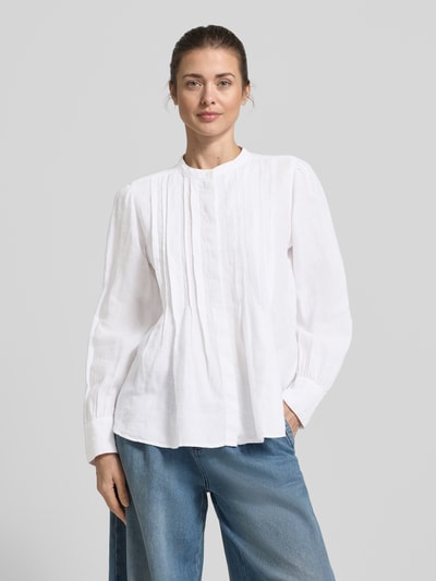 Vrouwenmodel draagt Regular Fit Langarmbluse aus reinem Leinen van Marc O'Polo, wit, tuniekkraag, lange mouwen, puur linnen, voorkant volledige lichaamsperspectief.