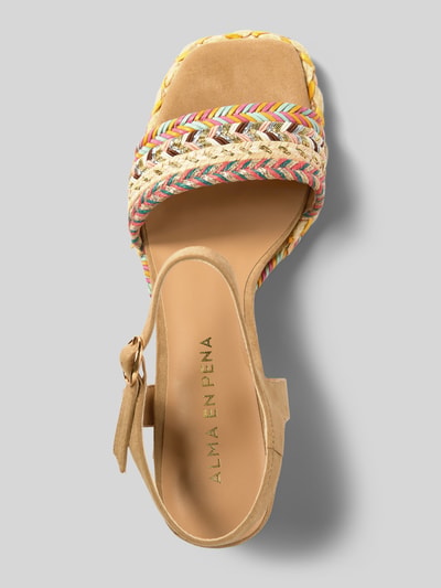 Produktfoto, Sandalette in Flecht-Optik mit Blockabsatz von ALMA EN PENA, Riemen mit Dornschließe, Abgerundete Spitze, Absatzhöhe 10 cm, Schafthöhe 6 cm, Schaftweite 6 cm, mehrfarbige Flecht-Details und beige Textur.