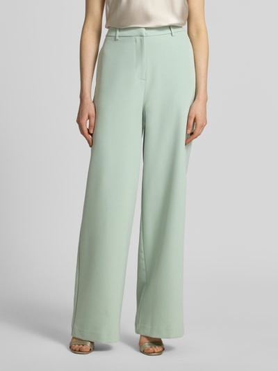 Vrouwenmodel draagt stoffen broek van GUIDO MARIA KRETSCHMER WOMAN, model 'Jana', materiaalmix met stretch, steekzakken, uitlopend model, haakjes- en ritssluiting, strookzak aan de achterkant, bandwijdte maat 36: 38 cm, binnenbeenlengte maat 36: 84 cm, mintgroen, gladde textuur, geheel van voren.